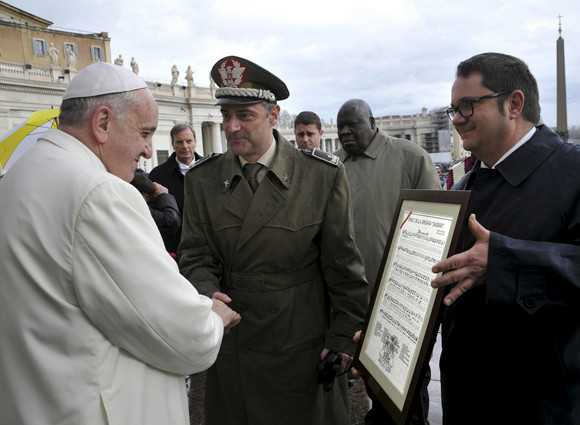 Papa Francesco ha incontrato a Roma la Brigata Sassari: la banda musicale intona l’inno “Dimonios”