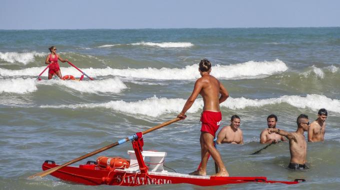 Bagnini cercasi: 800 mila euro dalla Regione per i “Baywatch della Sardegna”