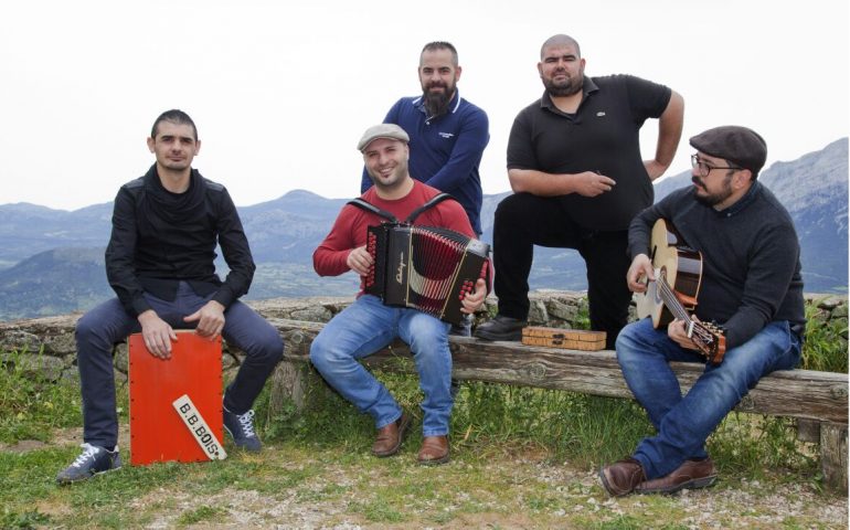 Il gruppo folk sardo che gira l’Europa per insegnare le danze tradizionali: ecco i Ballade Ballade Bois