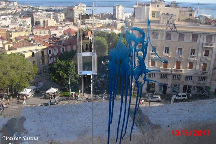 Ancora vandali al Bastione: vernice blu sui parapetto in plexiglass