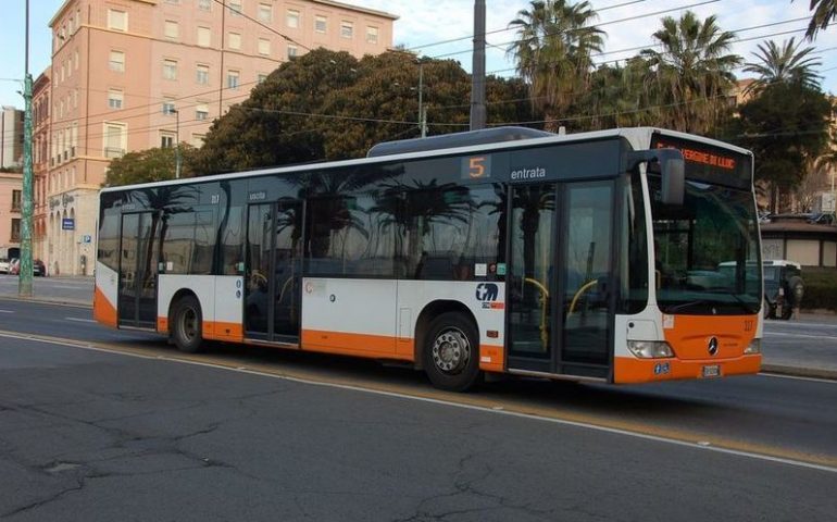 Cagliari, ruba il cellulare e sferra un pugno a una ragazza su un bus del Ctm: violento episodio in viale Trento