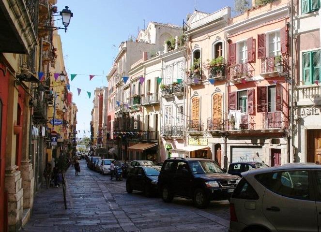 Cagliari storica: Marina, quartiere multietnico dove cristiani e musulmani convivono pacificamente