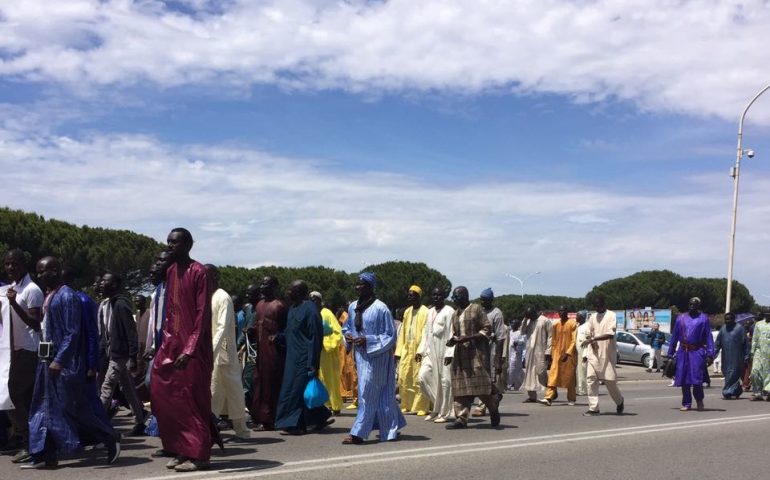 Manifestazione pacifica in onore di Cheikh Ahmadou Bamba, mistico islamico senegalese, portavoce dell’Islam come religione di pace, non violenza e tolleranza