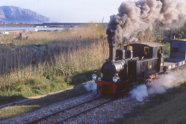 Da Arbatax a Tortolì a bordo di una carrozza d’epoca, trainati da una locomotiva storica. Sabato e domenica si potrà: sei le tratte