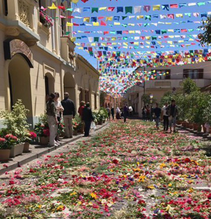 Dopo la grande giornata di ieri a Cagliari, oggi e domani Sant’Efisio sarà a Pula e Nora, stracolme di turisti e fedeli