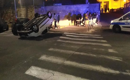 Auto si ribalta in via Basilicata, paura per due giovani su una Matiz