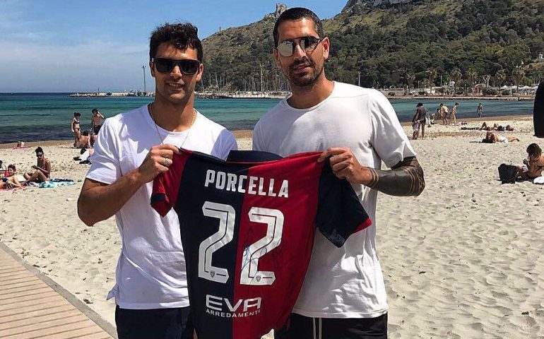 Borriello regala la maglia del Cagliari a Francisco Porcella. Due campioni e un cuore rossoblù