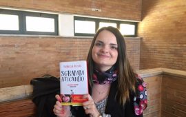 Fiorella Atzori, Youtuber, posa mostrando il suo libro "Sgrammaticando"