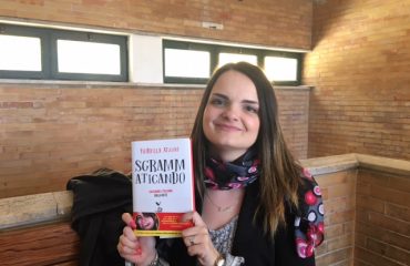 Fiorella Atzori, Youtuber, posa mostrando il suo libro "Sgrammaticando"