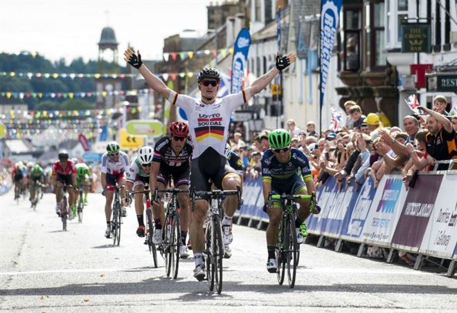 André Greipel conquista tappa e maglia rosa nella volata di Tortolì