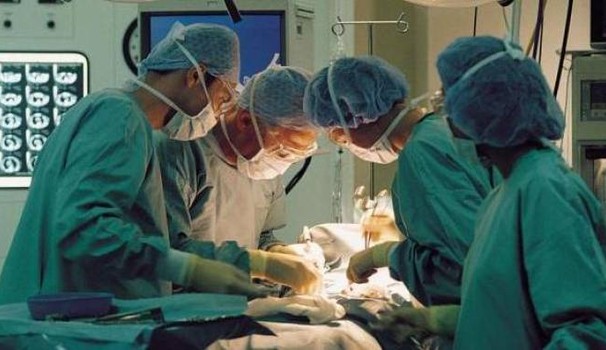 Una ragazza sarda di 29 anni in pericolo di vita è stata salvata dopo un’operazione al cuore di 13 ore in un ospedale di Massa Carrara