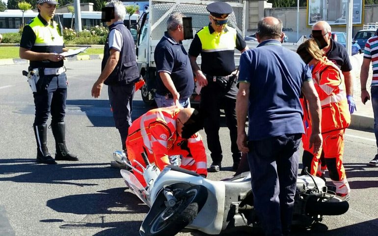 Investe uno scooter e si dà alla fuga: si cerca una Golf bianca