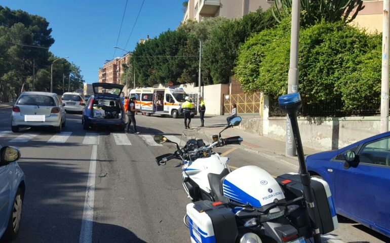 Si ferma per far attraversare un pedone e viene tamponata in via Is Mirrionis