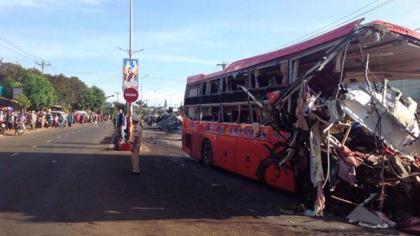 Tragico incidente in Vietnam: scontro tra camion e bus, decine di vittime