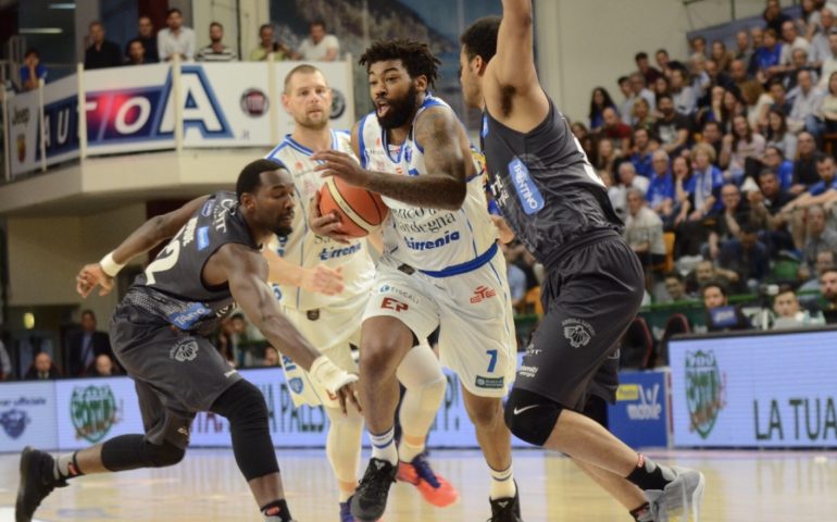 La Dinamo saluta mestamente i playoff scudetto: Trento vince anche a Sassari e vola in semifinale