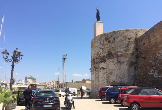 Dramma ad Alghero: precipita da un bastione della cittadina catalana e muore