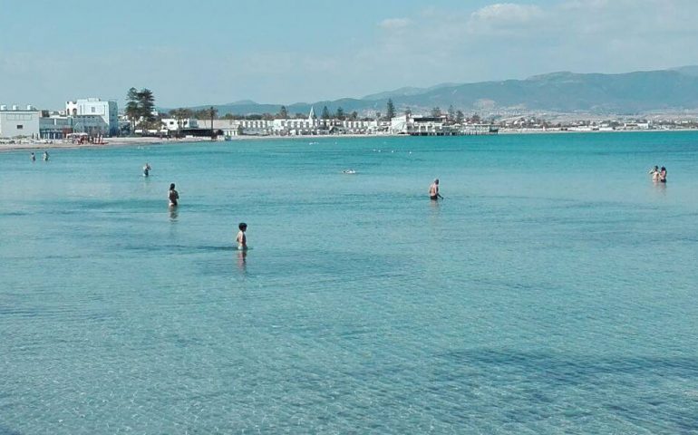 Bagnanti al Poetto: temperature molto più calde rispetto al solito, un’altra giornata al mare per molti Cagliaritani