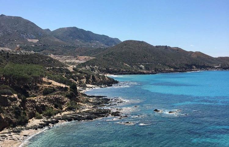 Il video dell’inviato Mauro Casciari diventa virale, il mare sardo? Paradisiaco