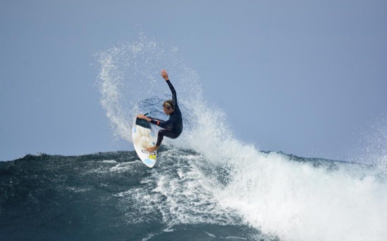 Il giovane surfista cagliaritano Matteo Calatri si guadagna il primo posto ai campionati italiani junior