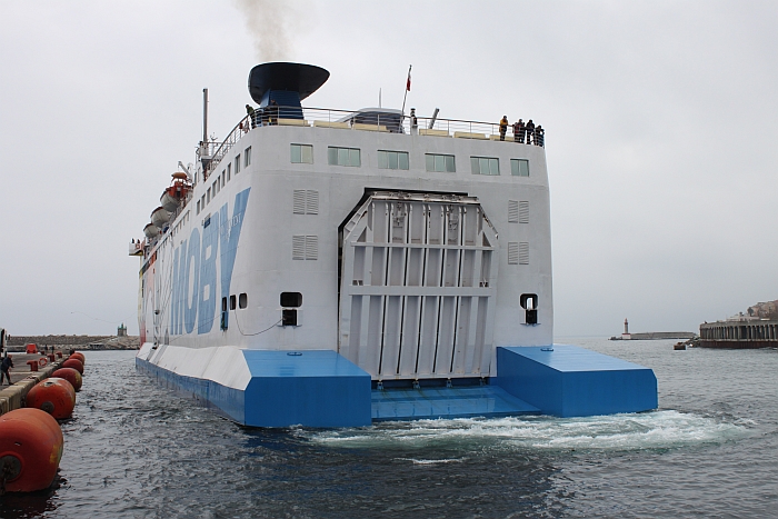 Paura a bordo del traghetto Moby: incendio nel vano garage, la nave rientra a Porto Torres