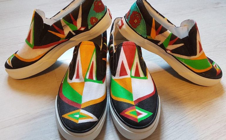 Le sneakers made in Sardegna: motivi e decori della tradizione rivisitati per la moda da un’artista cagliaritana