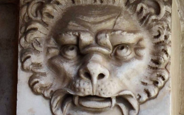 Indovina il dettaglio. Quale palazzo cagliaritano ospita questo leone marmoreo?