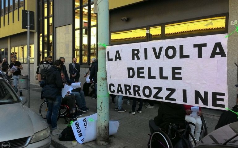 “Rivolta delle carrozzine”: disabili e associazioni in protesta. “Non si può risparmiare sui nostri ausili”