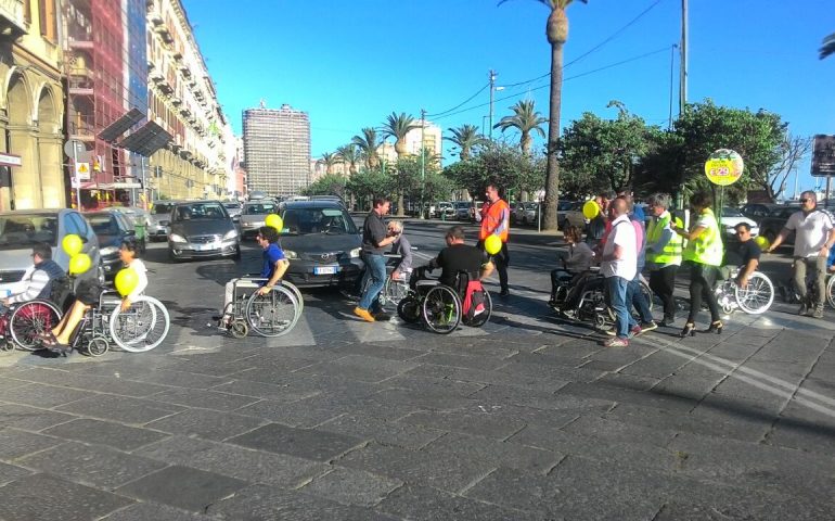 Hanno bloccato il traffico di via Roma: disabili e cittadini in protesta. Troppe le difficoltà di movimento in città