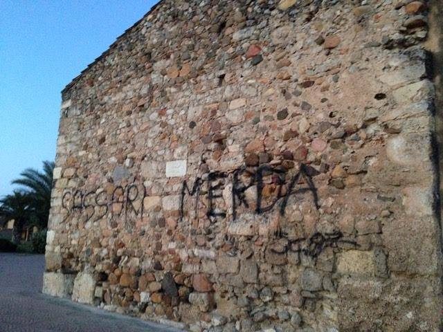 Prima l’abbandono, adesso le scritte: vandali sfregiano la chiesetta settecentesca di Sant’Andrea ad Assemini