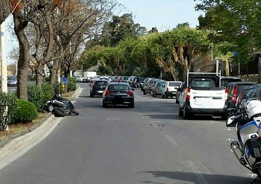 Cagliari. Scooter finisce su un auto dopo un tamponamento, centauro ferito