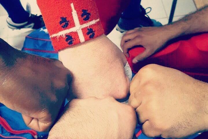 Foto del giorno. Quattro pugni, tre nazioni: “United Colors of Sirbons”