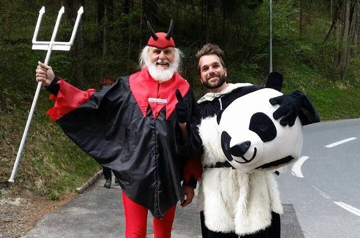 L’uomo-panda del Giro d’Italia: ecco chi si nasconde dietro il pupazzone bianco e nero che rincorre i ciclisti con una birra