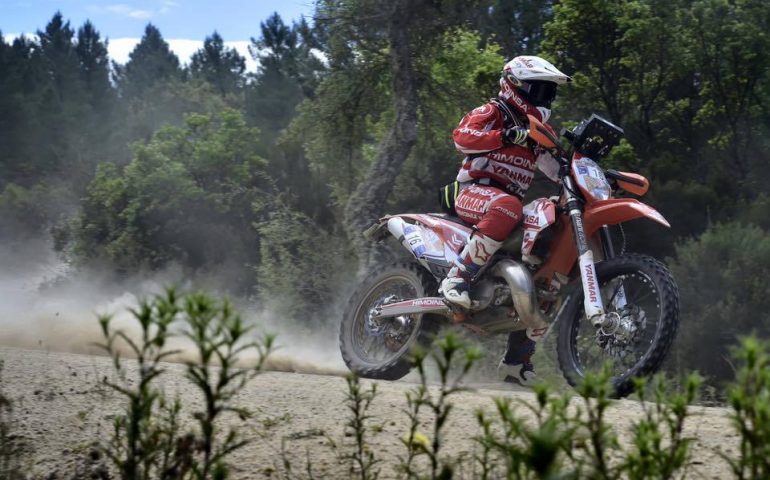 Partito il Sardegna Rally Race di cross country motociclistico: al comando c’è lo spagnolo Mena, quinto l’azzurro Botturi