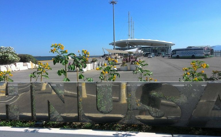 Il Molo Ichnusa e, sullo sfondo, il Terminal Crociere