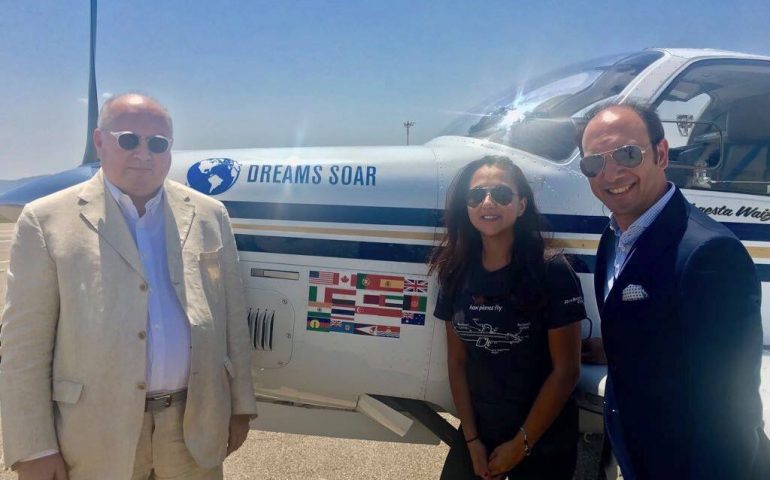 Shaesta. Arriva a Cagliari il volo della giovane pilota afghana, in nome della libertà delle donne