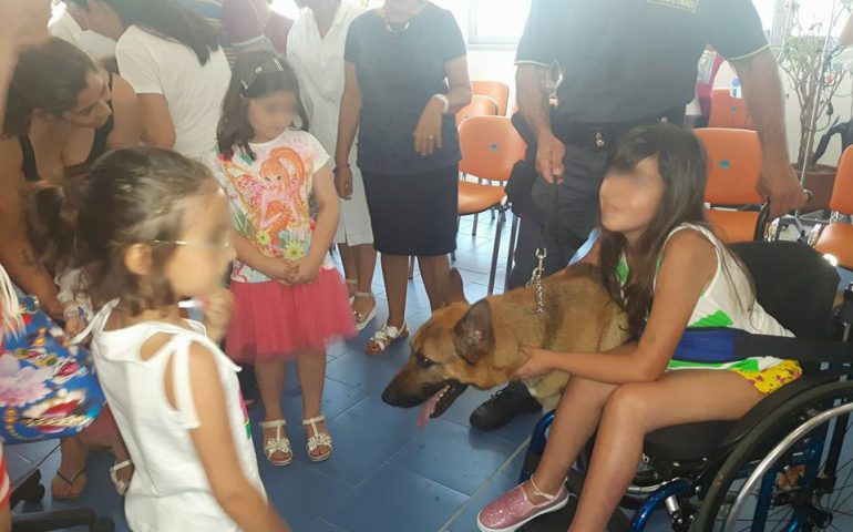 I cani “eroi” della Guardia di Finanza incontrano i bimbi dell’ospedale Microcitemico di Cagliari (VIDEO)