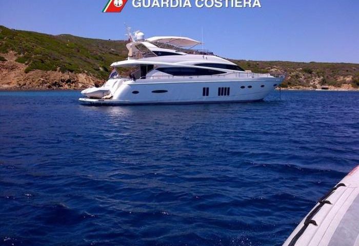 L’Asinara, turista francese non si cura delle norme di tutela e ormeggia il suo yacht: denunciato