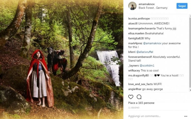 Senza confini. Nuova vita e profilo pubblico su Instagram per Amanda Knox, ritratta in un bosco vestita da Cappuccetto Rosso