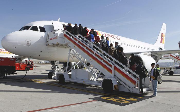 Primo volo Iberia Express a Cagliari: è arrivato oggi da Madrid l’aereo della compagnia spagnola, il primo di una lunga serie
