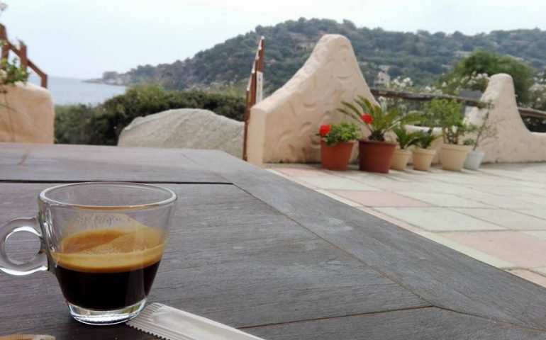 I sardi sono i più “caffeinomani” d’Italia: nell’isola si beve più caffè che a Napoli