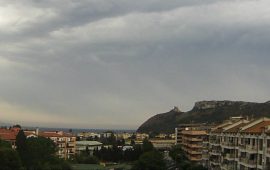 Cielo-nuvoloso-a-Cagliari-con-qualche-piovasco-in-giornata-768x480