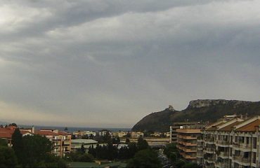 Cielo-nuvoloso-a-Cagliari-con-qualche-piovasco-in-giornata-768x480