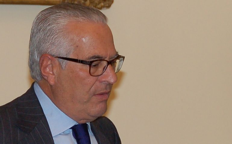 Assolto l’ex sindaco di Cagliari Emilio Floris: nessun abuso nella vicenda dei chioschi del Poetto