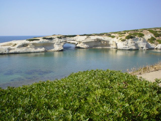 Tragedia sfiorata a S’Archittu, ragazzo di 16 anni si butta ma cade sulle rocce e si procura ferite alla schiena