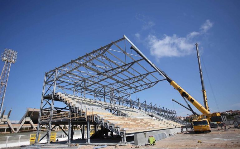 Proseguono i lavori per la costruzione della Sardegna Arena: la tribuna prende forma (PHOTOGALLERY)