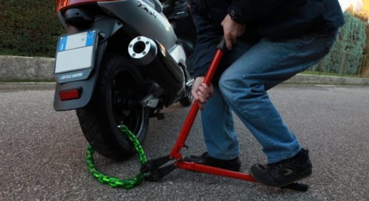 Rispondono all’annuncio di uno scooter in vendita e glielo rubano. Ladro in fuga, complice arrestato