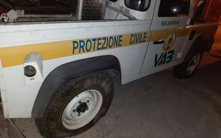 Vandali a Selargius squarciano le gomme del camioncino dei volontari del Vab (Protezione civile)
