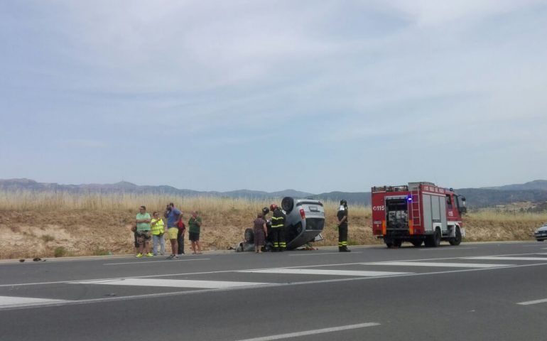 Auto si ribalta fra Flumini e Sant’Isidoro. In corso l’intervento dei Vigili del Fuoco