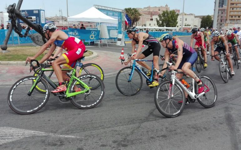 Doppietta svizzera al mondiale Triathlon oggi a Cagliari: fra gli uomini trionfo per Adrien Briffod