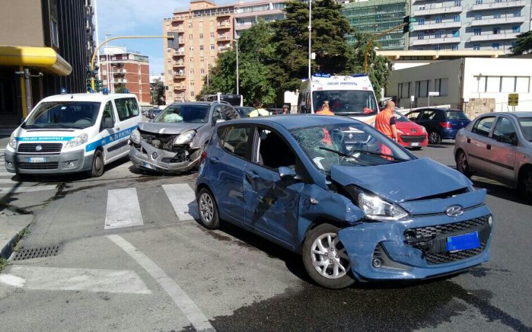 Brutto frontale tra due auto in piazza Giovanni: due uomini finiti al pronto soccorso
